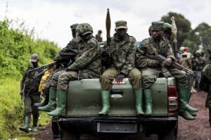 Les rebelles du M23 dans une Jeep dans le territoire de RUTSHURU