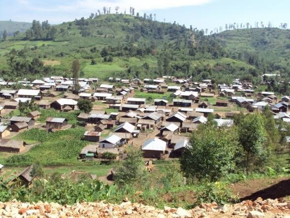 Maisons en bordure de montagnes dans le territoire de Masisi".