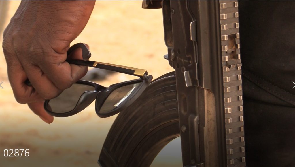 Photo d'illustration : Un homme tenant une lunette avec une arme AK47