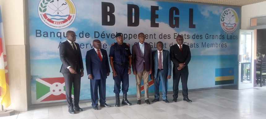 Photo prise après la signature Pour la levée des fonds en vue de la construction du marché central des Virunga, en ville de Goma