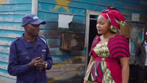 Mme Elisabeth AYINKAMIYE AYUBUSA cheffe du quartier NDOSHO avec un policier au bureau du Quartier