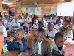 Nord-Kivu : Plusieurs centres de l'ENAFEP délocalisés de Kanyabayonga et Bulotwa suite à l'intensification des combats Photo d'illustration : Les écoliers dans la salle de classe
