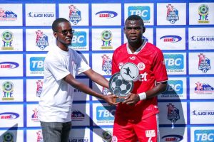 Jean Baleke Othos recevant son trophée homme du match