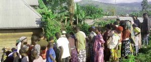 Masisi : Le dioxyde de Carbone tue un notable de Shonga dans la cité de Sake. Les habitants de Sake autour d'une fosse contenant du dioxyde de carbone