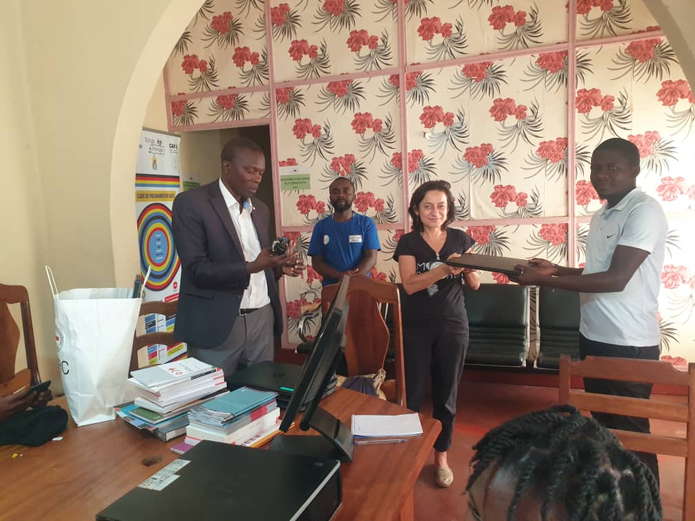  La CICR remettant des matériels informatiques au Réseau des Médias en Ligne dans la région des Grands-Lacs (REMEL)