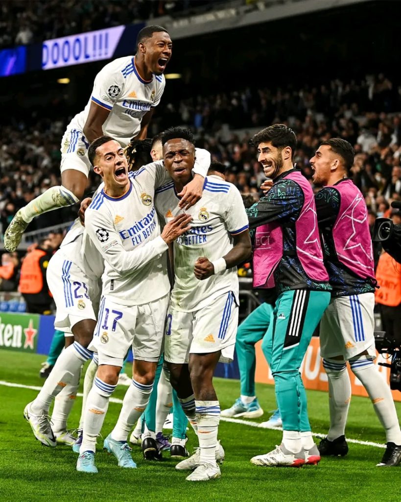 Le Real Madrid célébrant la victoire contre CHELSEA