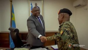 Le Général Wilson Mbasu Mbadi, Chef D'état-Major des Forces de Défense de l'ouganda saluant Jean-Pierre BEMBA