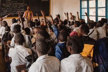 Élèves finalistes dans une salle de classe