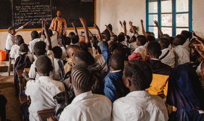 Élèves finalistes dans une salle de classe