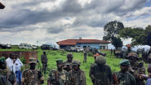 RDC : L'UE appelle le Rwanda à retirer ses troupes en RDC Les rebelles du M23 a Rumangabo avec le Porte-parole militaire du M23, Major Willy Ngoma