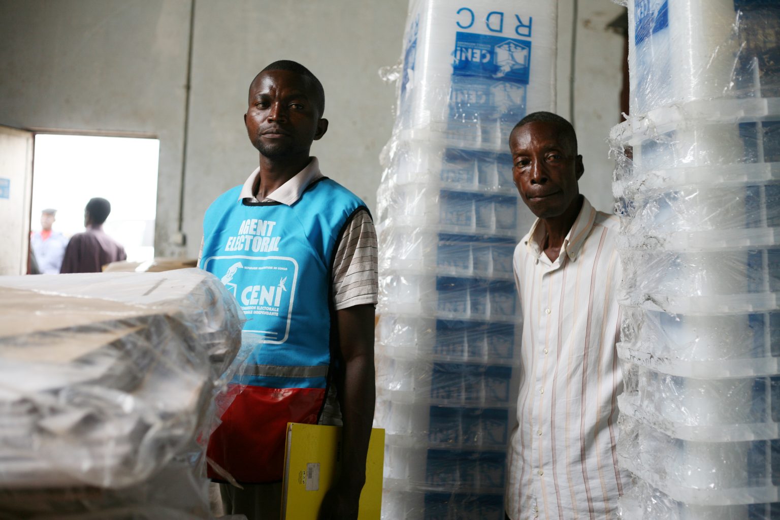 Les agents de la CENI dans l'entrepôt de la CENI a Kinshasa