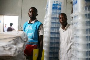 Les agents de la CENI dans l'entrepôt de la CENI a Kinshasa