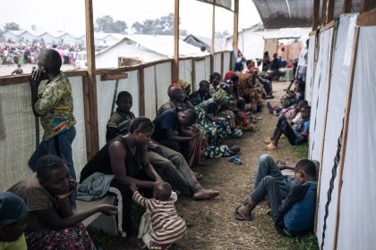 Des patients attendent leur tour pour une consultation médicale à la clinique mobile de MSF au stade de Rugabo, qui a été transformé en site pour déplacés de guerre, dans le centre de Rutshuru. Plus de 170 000 personnes ont fui leurs villages à cause des affrontements entre l'armée congolaise et le groupe armé M23