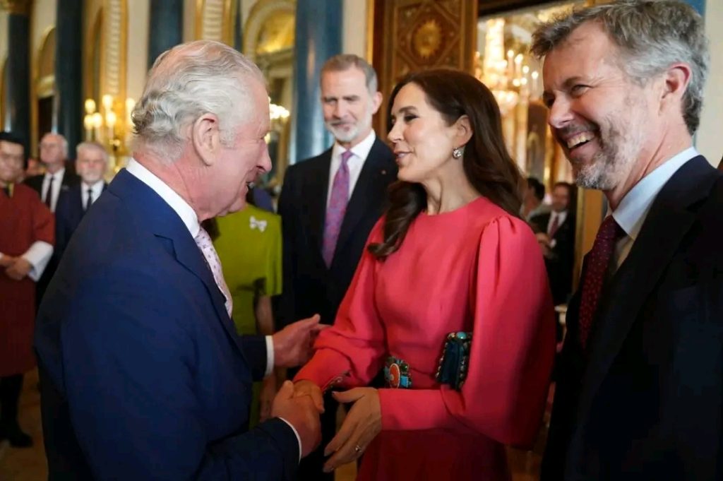 Sa Majesté le roi Charles III, la princesse héritière Mary et le prince héritier Frederik, lors d'une réception au palais de Buckingham, à Londres, pour les invités étrangers assistant à son couronnement