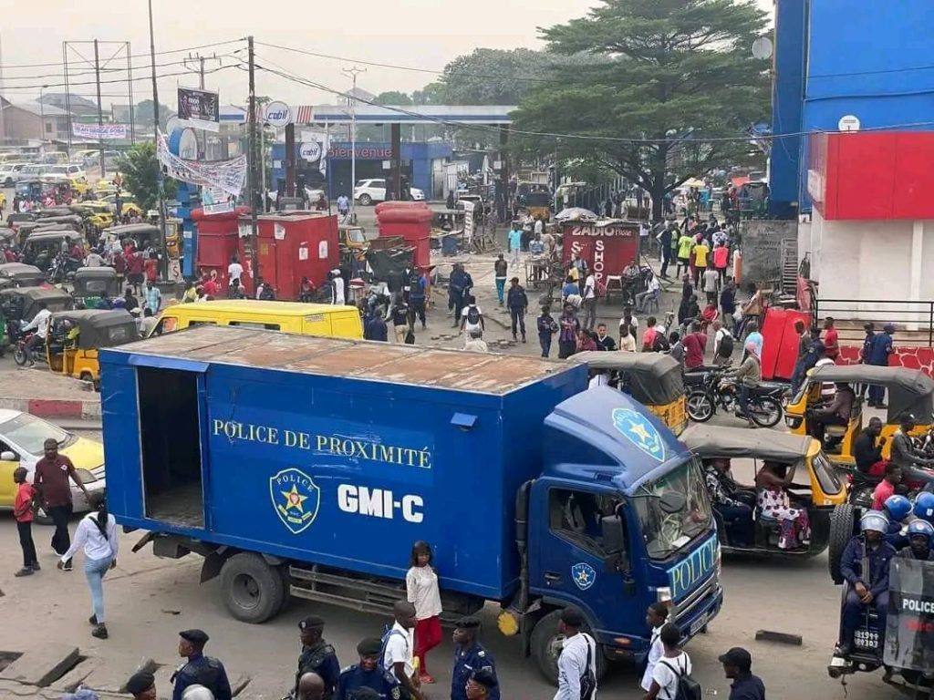 Affrontements musclés entre la police et les manifestants de l'opposition sur l'avenue Kianza, dans la commune Ngaba