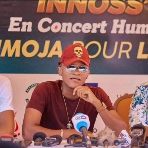 Innocent Balume devant la presse locale