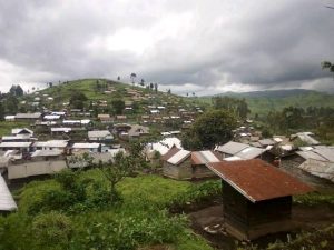 Masisi : un notable échappe à une tentative d’assassinat à Kahira Vue aérienne du village de KAHIRA