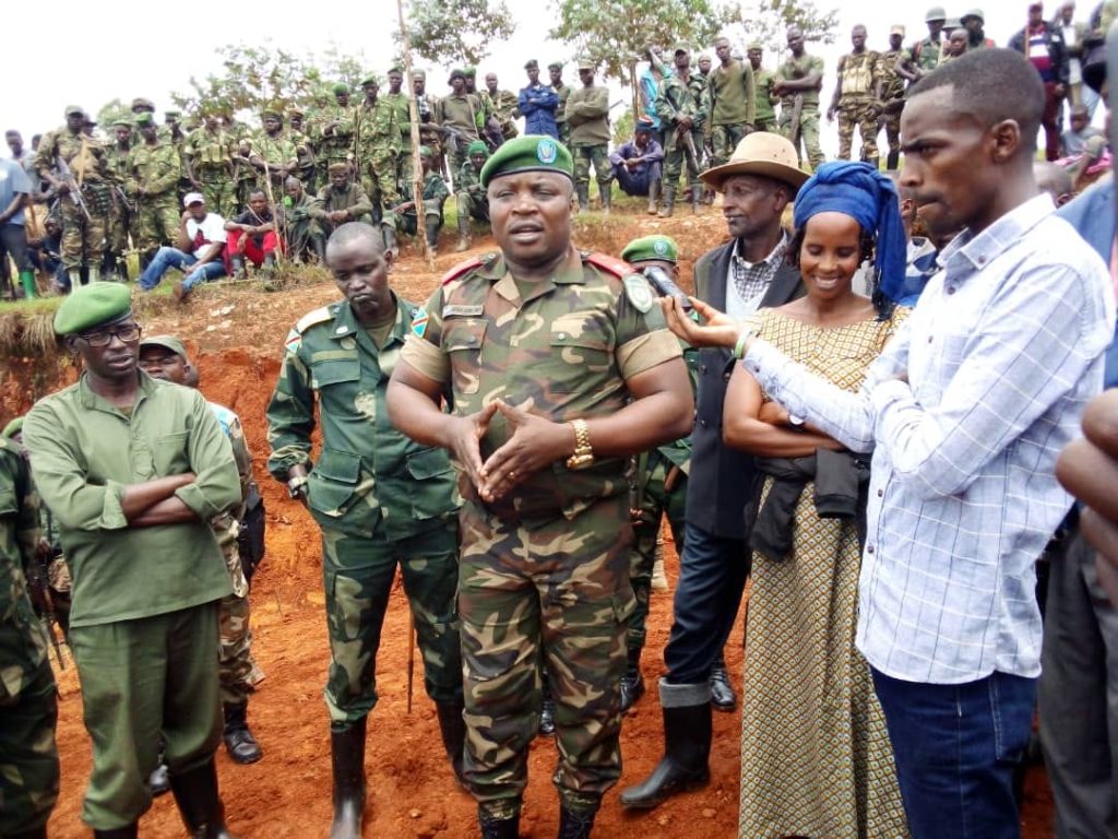 Le Général André Ehonza promettant la population que l'armée va désormais contribuer au retour de la paix dans les hauts plateaux