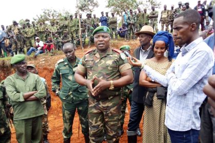 Le Général André Ehonza promettant la population que l'armée va désormais contribuer au retour de la paix dans les hauts plateaux