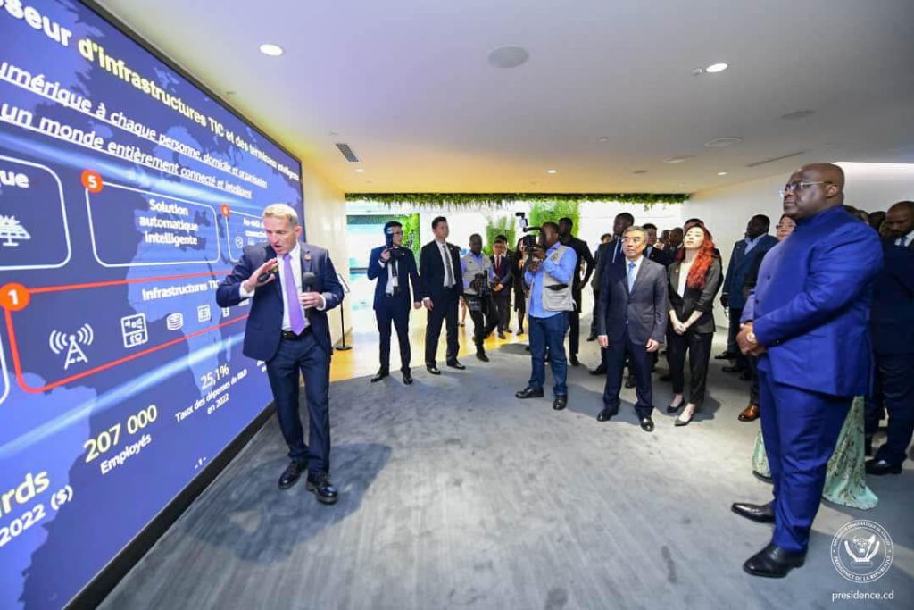 Le Chef de l'État a été accueilli sur place par le Dr. Liang Hua, Président du Conseil d’administration de Huawei. Ensemble, ils ont visité la salle d'exposition du quartier général de Huawei dédiée aux dernières tendances de la technologie et de l'économie numérique