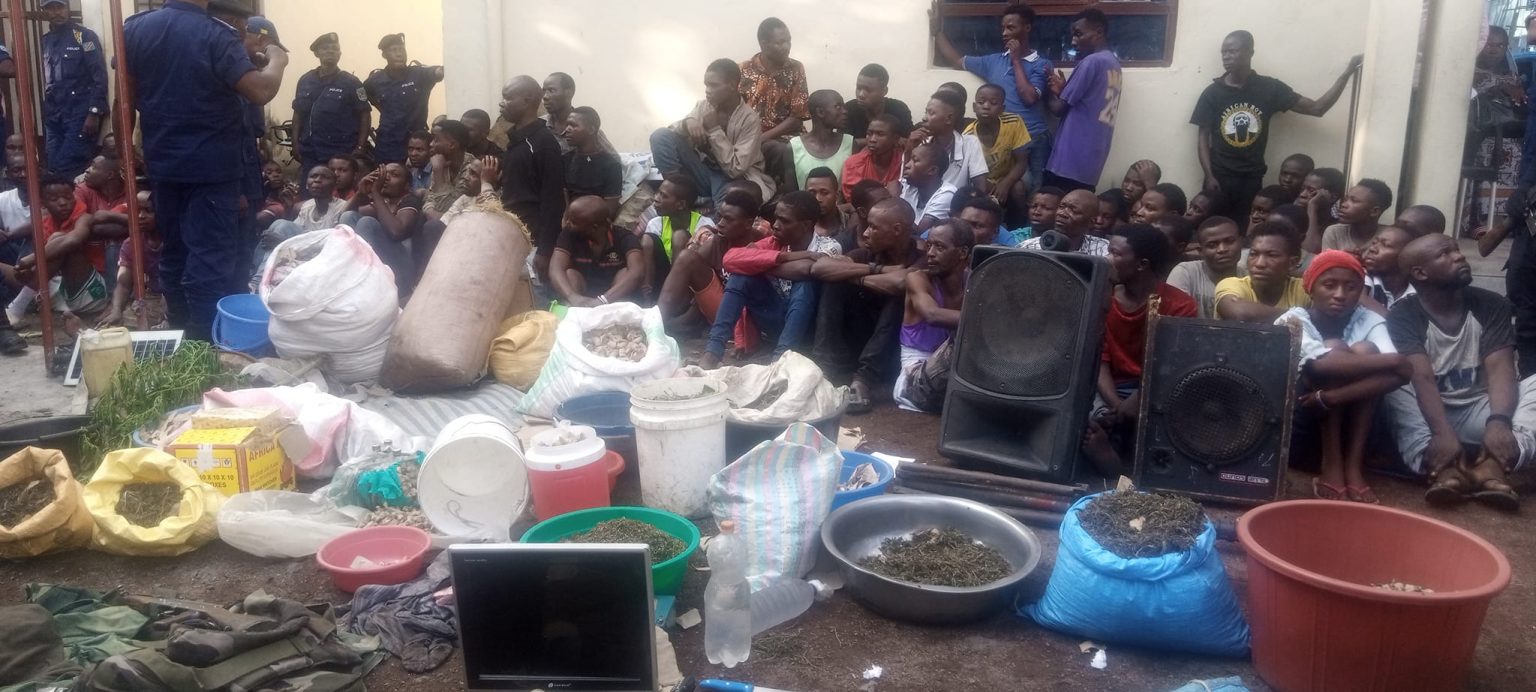 Plus de 50 présumés bandits munis d'effets militaires, arme à feu, chanvre, stupéfiants de tout bord, matelas, baffles, écrans téléviseurs, boissons alcoolisées et consorts