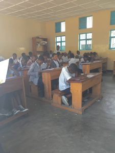 Les écoliers dans leur salle de Classe a l'EP RUTOBOKO