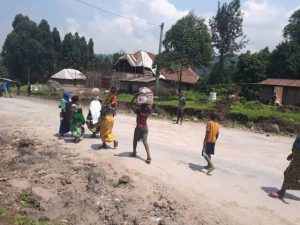 Photos d'illustration :Les femmes et enfants fuient les affrontements dans un village à Rutshuru
