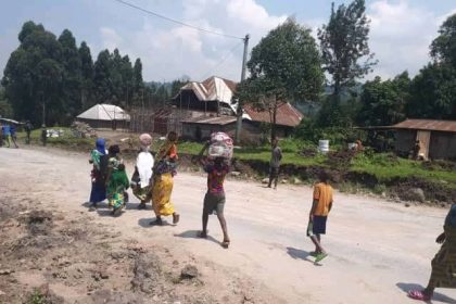 Photos d'illustration :Les femmes et enfants fuient les affrontements dans un village à Rutshuru