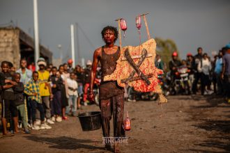 Bertin Kasolene, jeune artiste, danseur, chorégraphe, performeur et activiste de droits humains