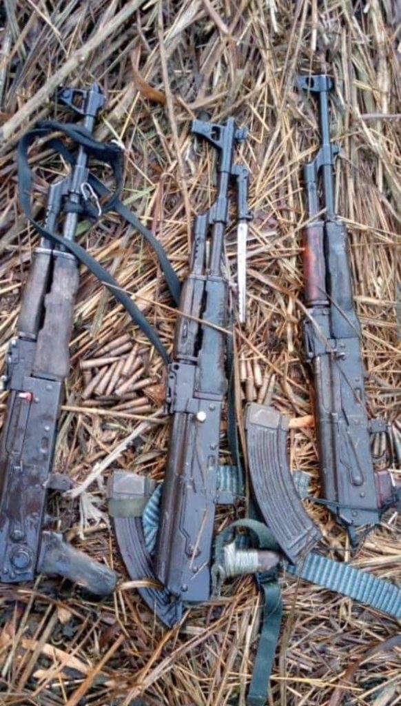 3 armes de guerres de type AK47 récupérés par les FARDC et UPDF