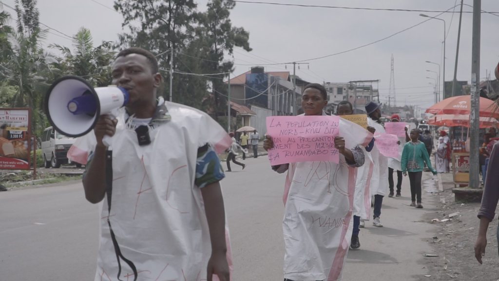 Une dizaine de jeunes de mouvement citoyen et groupe de pression était dans les rues de Goma pour manifester contre le pré cantonnement du M23 à Rumangabo