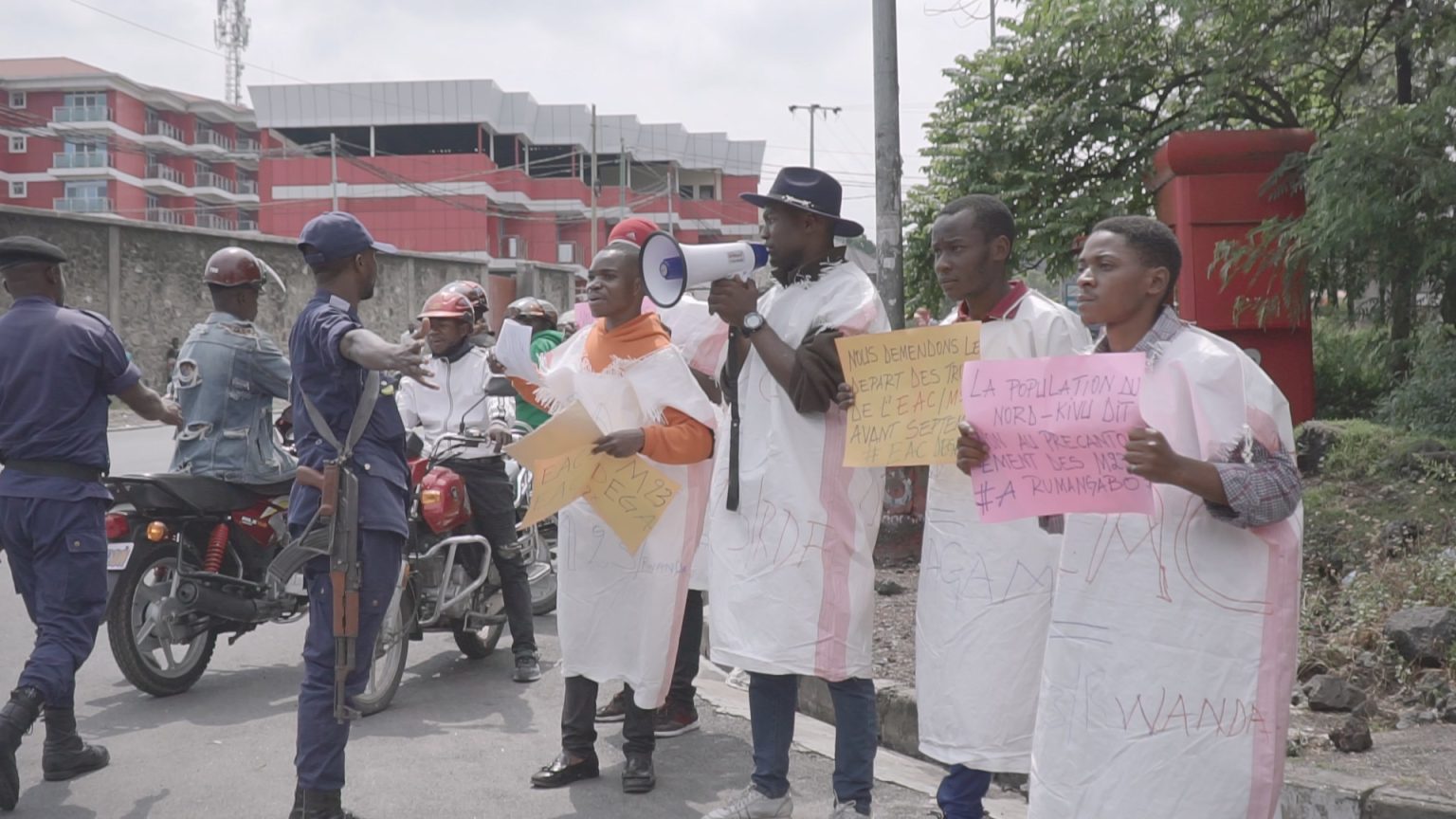 Une dizaine de jeunes de mouvement citoyen et groupe de pression était dans les rues de Goma pour manifester contre le pré cantonnement du M23 à Rumangabo