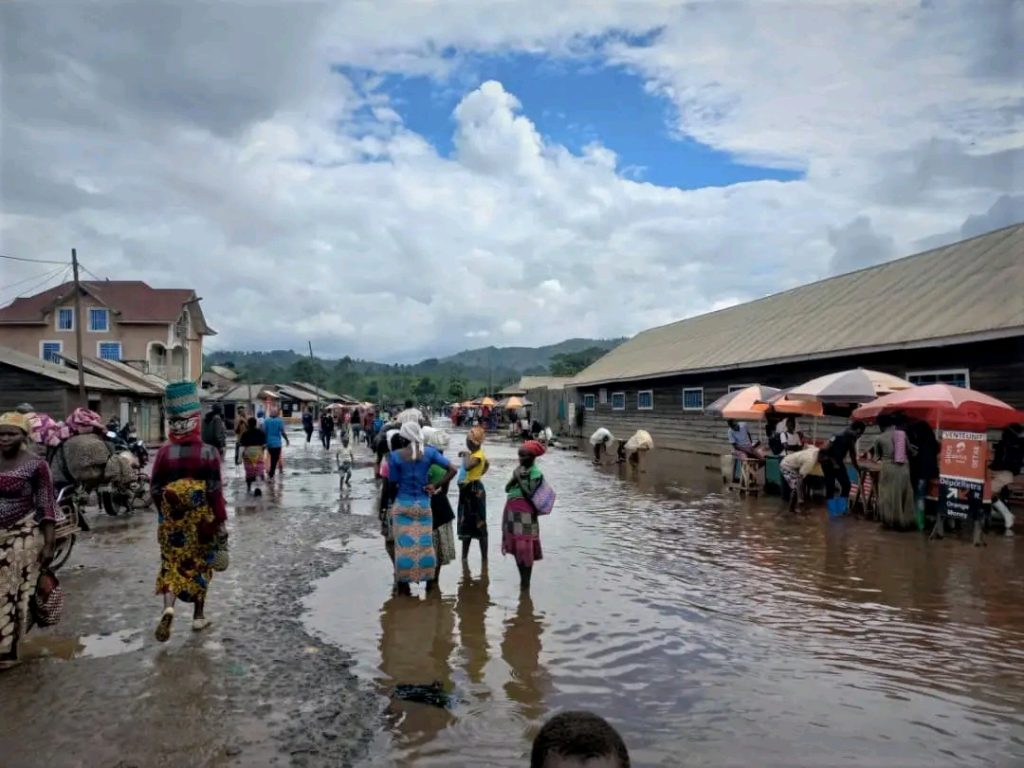 La rivière Mweso en crue a dévasté les champs, détruit des maisons et endommagé le réseau local de distribution d’eau