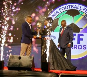 Tanzanie : Joueur de l'année en NBC, Fiston Mayele succède à Yannick Bangala L'international congolais Fiston Kalala Mayele a été récompensé par la fédération Tanzanienne de Football