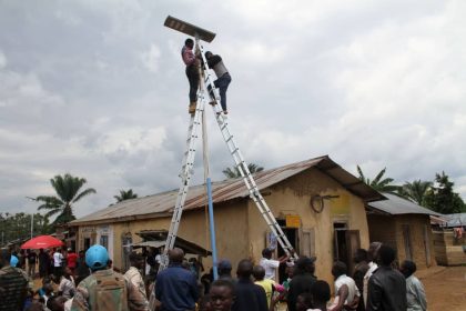 La MONUSCO installe 65 lampadaires pour réduire la menace sécuritaire à Samboko