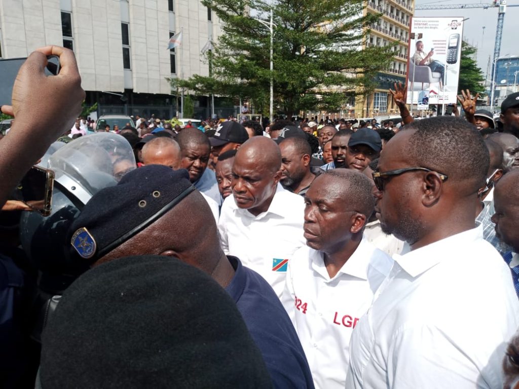 Sit-In de l'opposition devant le siège de la CENI pour dénoncer un processus électoral jugé chaotique