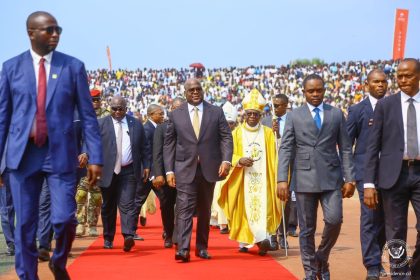 Le Président Félix Tshisekedi prend part, en ce moment à Mbuji-Mayi au Kasaï-Oriental, à une messe d'action de grâce marquant le jubilé d’argent de Mgr Bernard-Emmanuel Kasanda, évêque du diocèse de cette ville, qui totalise 25 ans d'épiscopat.