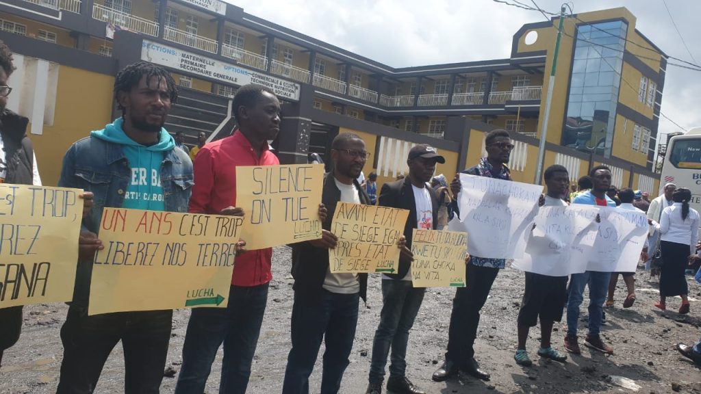 Les mouvements citoyens manifestent sur le lieu de la messe de l'envoyé du Pape François