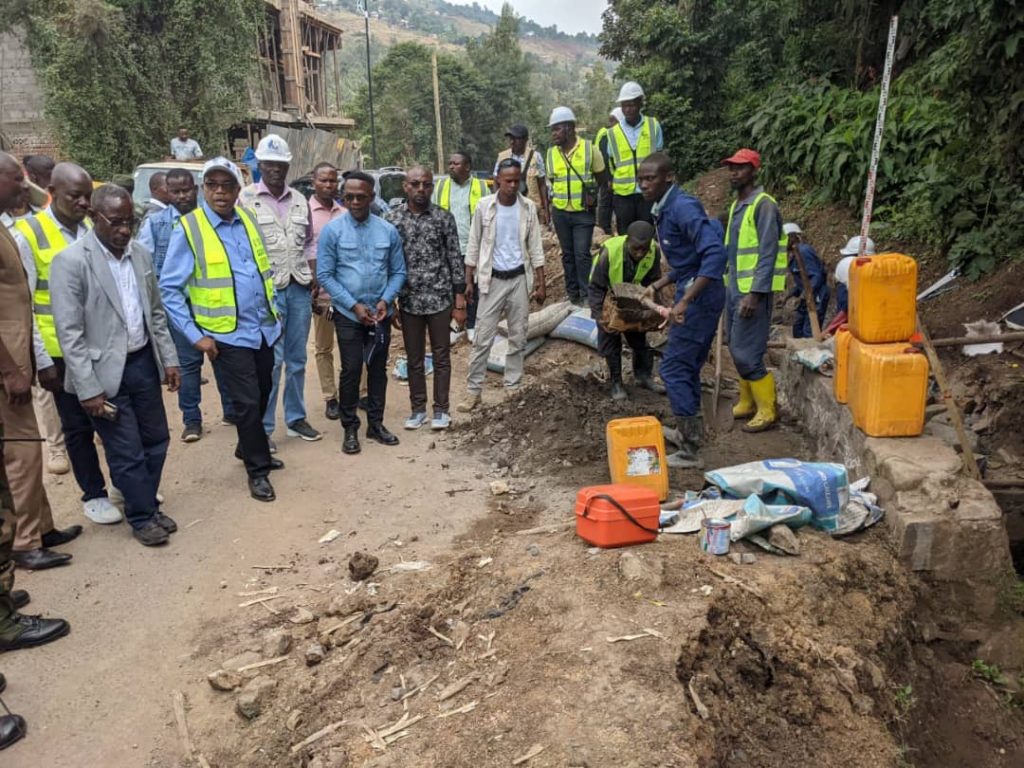 Le gouverneur inspecte les travaux de réhabilitation de route