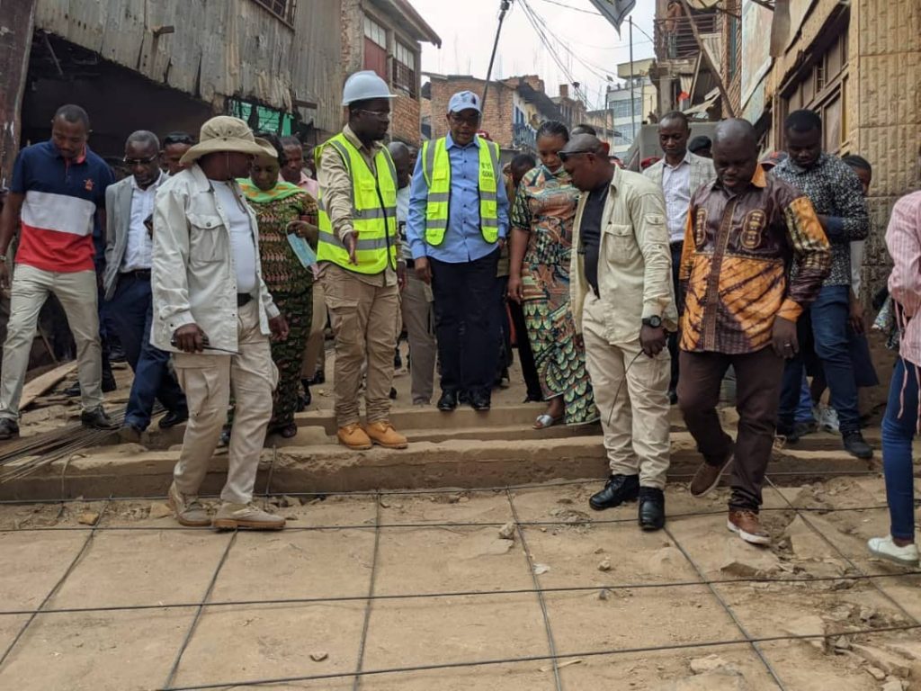 Le gouverneur inspecte les travaux de réhabilitation de route
