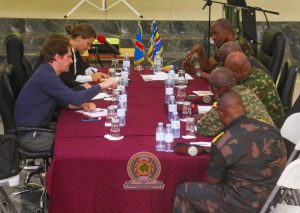 Goma : Les ambassades de l'UE préoccupées par l'escalade de la violence et la situation humanitaire alarmante des déplacés dans l'Est de la RDC Une délégation de l'Union Européenne a échangé avec la Force régionale de l’EACRF à son siège à Goma, dans l'Est de la RDC