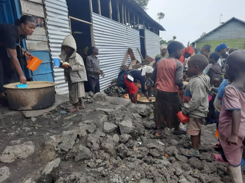 Un groupe des jeunes volontaires assiste les enfants déplacés vivant à proximité de Goma