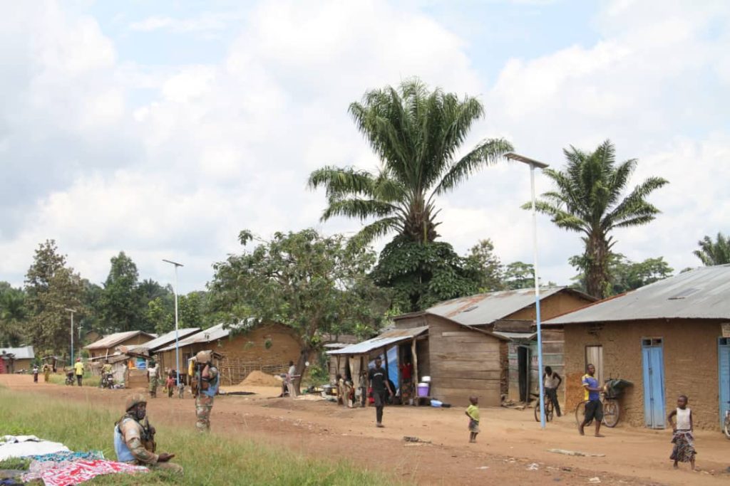 La MONUSCO installe 65 lampadaires pour réduire la menace sécuritaire à Samboko