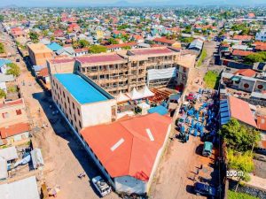 Vue aérienne de l'UAGO dans le quartier KATOYI à côté de l'Institut Maranatha