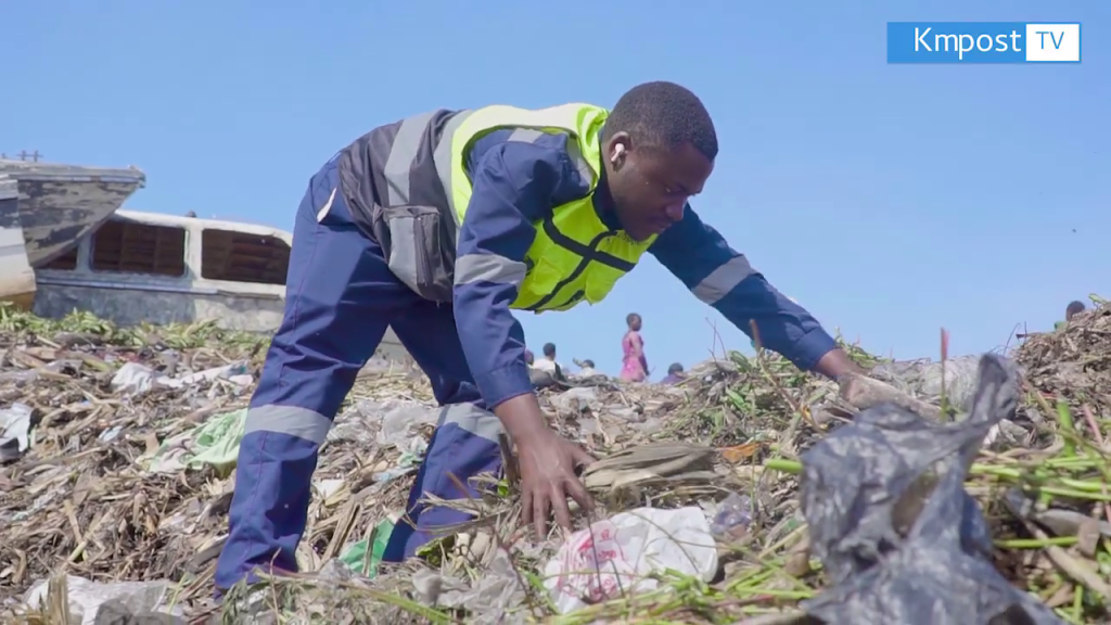 Bisimwa Nyunda ramassant les déchets dans les poubelles publiques de la ville de Goma