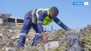 Bisimwa Nyunda ramassant les déchets dans les poubelles publiques de la ville de Goma