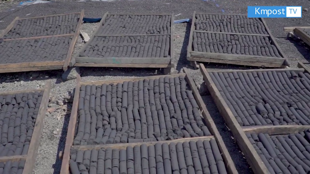 Grâce aux déchets bio dégradable ramassés dans les poubelles publiques de la ville de Goma, Bing écologie produit de charbon non polluant