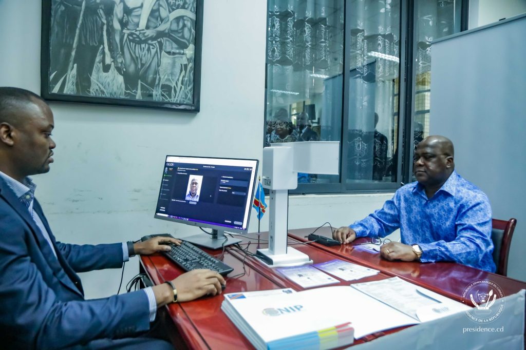 Le Président de la République Félix Antoine Tshisekedi Tshilombo a reçu le premier modèle de la nouvelle carte d’identité nationale délivrée par l’Office national pour l’identification de la population (ONIP)