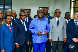 RDC : Le contrat de 1,2 milliard de dollars pour les cartes d'identité biométriques annulés suite à des allégations d'irrégularités financières Le Président de la République Félix Antoine Tshisekedi Tshilombo a reçu le premier modèle de la nouvelle carte d’identité nationale délivrée par l’Office national pour l’identification de la population (ONIP)