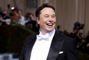 Monde : Les personnalités les plus riches du monde en tête du classement Forbes. Elon Musk cofondateur et président-directeur général de la société astronautique SpaceX et directeur général de la société automobile Tesla